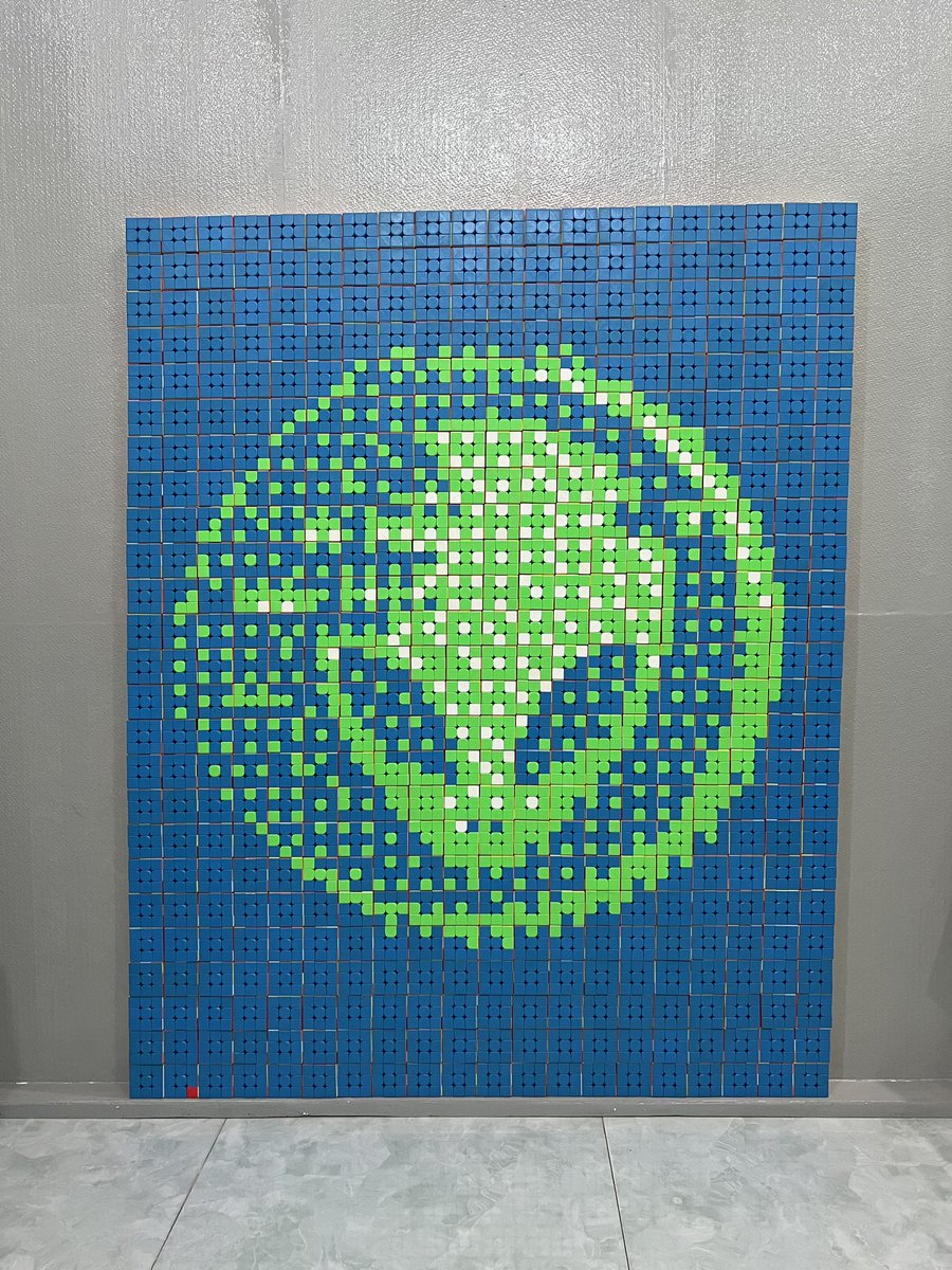 DogeChefX's tweet photo. I arranged 1,000 Rubik's Cubes to form an alien; take a look at my artwork and enjoy it.

#ALIENisComing @Alien_OnChain https://t.co/ZIYPaEjlSO