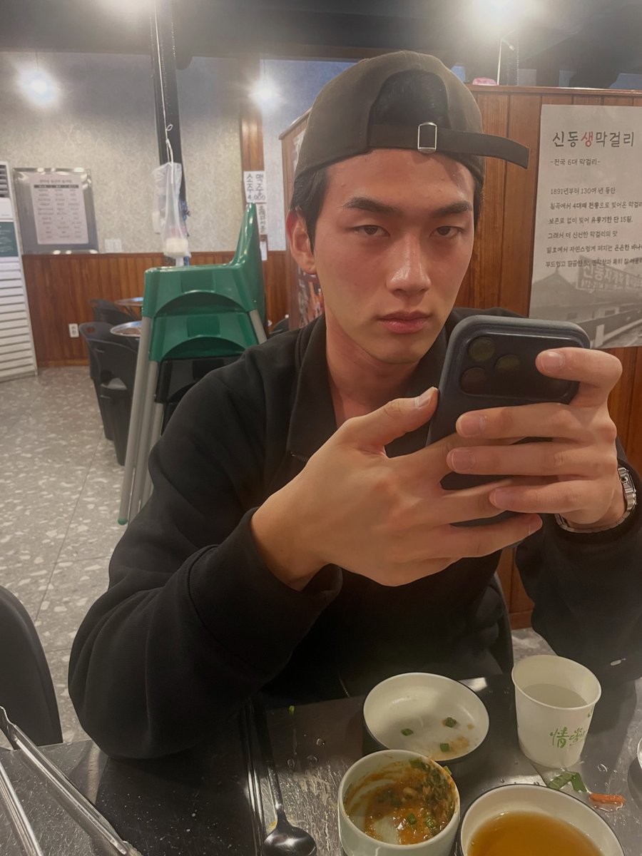 goldenjk7_'s tweet photo. Mantanny Hong Mingi lagi lagi ngepost kalau dia yang ngedit foto2 Hong Mingi di IG dan kasih liat foto aslinya juga lmaoo😭

"Padahal aku udah capek-capek nge-edit foto dia berjam-jam sampe ngekecilin dagunya... Tapi dia malah ngira itu beneran muka aslinya apa ya? Sadar diri dong, tolong hapus foto-foto yang udah aku editin di Instagram~ Mending liat foto ketiga deh biar sadar muka aslimu kayak gimana."