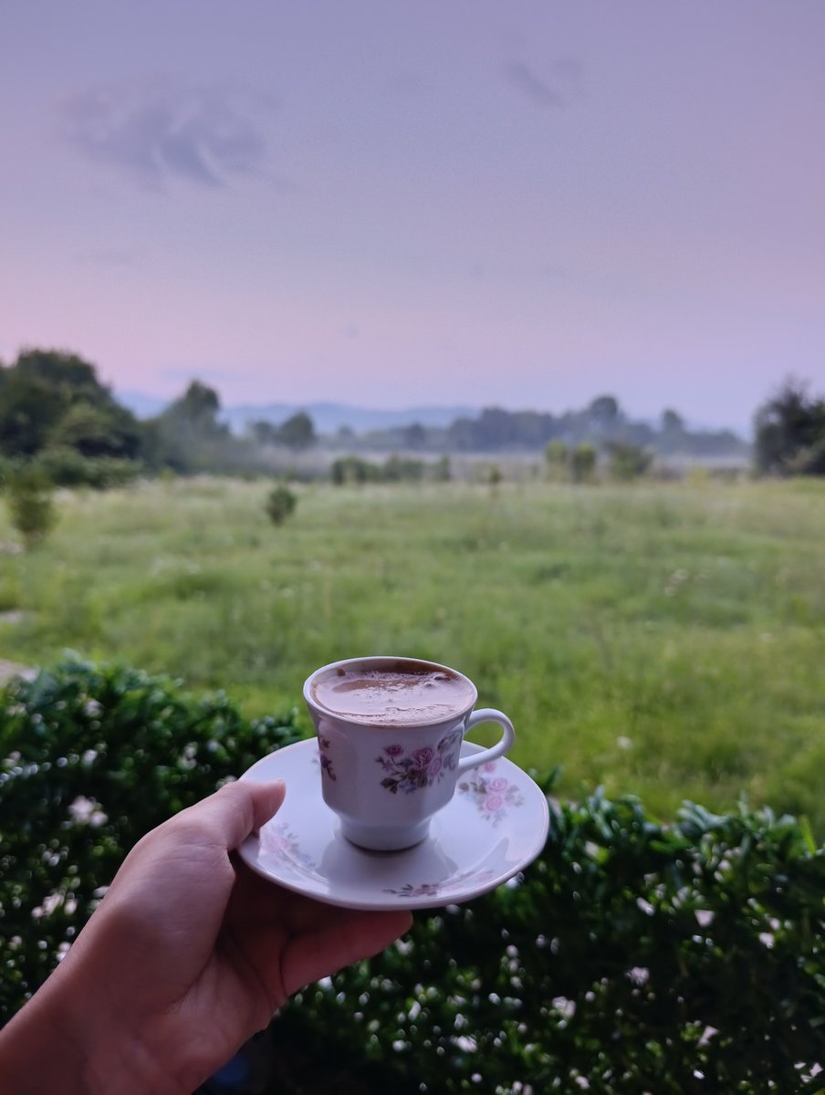selislendinn's tweet photo. "Yetişkinlikte öğrendiğim en zor ders şuydu: İçim ne kadar paramparça olursa olsun, yürümeye devam etmekten başka çarem yoktu."
Ernest Hemingway https://t.co/0n6O9onsBK