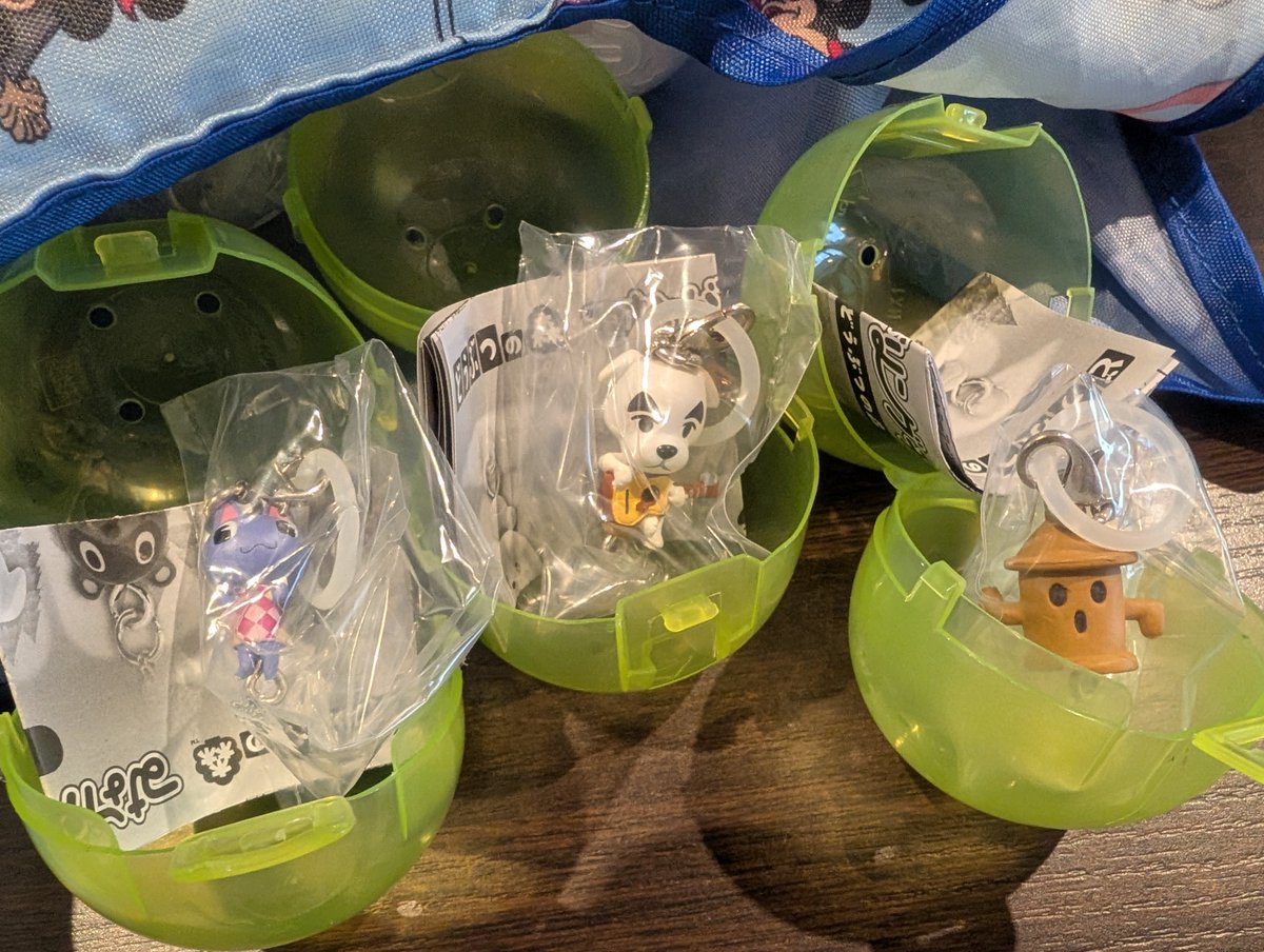 megusukepen's tweet photo. 抽選当たってどうぶつの森つながリングチャーム回して来ました!2回かと思ったけど、4回回せた!1つダブった(T_T) https://t.co/uSN6dtAV1m
