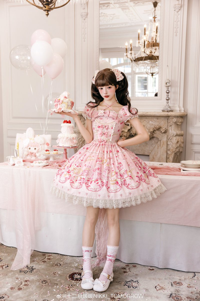 lucidly's tweet photo. How am I supposed to decide what to buy? It's lolita fashion with Nikki, Momo, AND gifties! https://t.co/QcXIrGoBE9