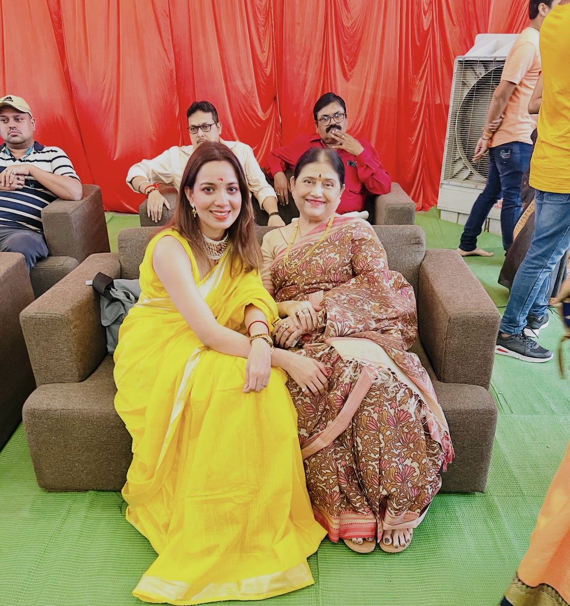 AnuTChatterjee's tweet photo. प्यारी माँ, आपको जन्मदिन की बहुत-बहुत शुभकामनाएँ। 💐

माँ दुर्गा से यही प्रार्थना है कि आपके जीवन का हर दिन खुशियों से भरा हो, हर पल सुकून से भरा हो और आपका साथ एवं आशीर्वाद हमें हमेशा मिलता रहे। आप सदैव स्वस्थ, प्रसन्न और दीर्घायु रहें।

#happybirthday #maa https://t.co/O6c2S2RV39