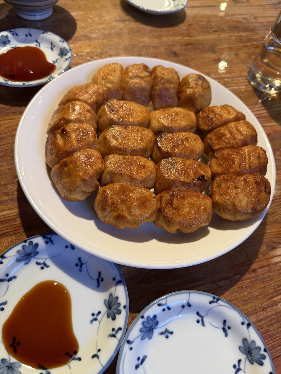 hakubashikou's tweet photo. ホワイト餃子！昔友人に連れられ始めて知った餃子。

野田市発祥のソウルフードとして定着したホワイト餃子。

久しぶりに食べましたぁ！
カリカリとモチモチ感を同時味わえる餃子の皮に野菜と豚肉の具が入ってます。

ワタシ的にはおやきに近い印象でしたね。

この量は2.5人前。食べるほどにクセになります

#ホワイト餃子 #餃子 #おかず #名物 #外食 #写真 #写真好き #ハクバ紙工 #ハクバ紙工株式会社
