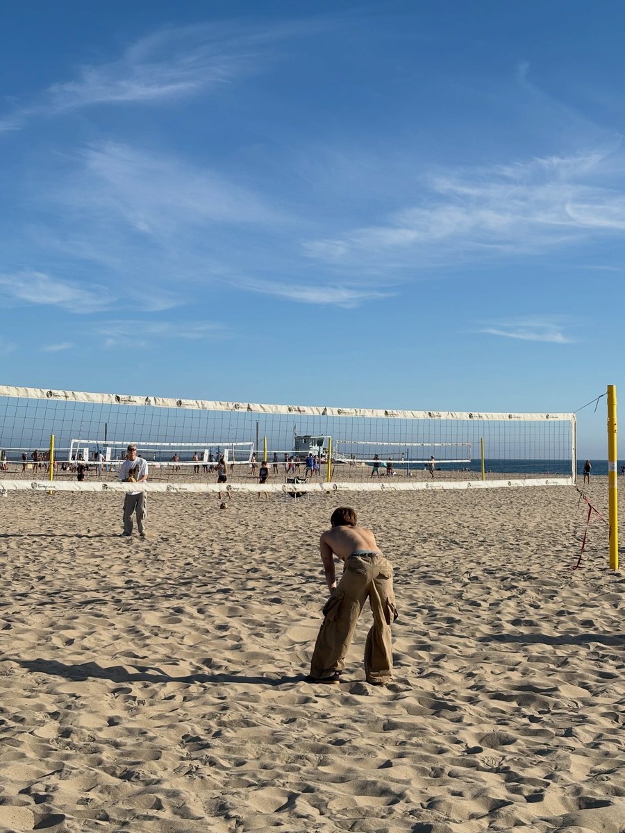 tyzip_'s tweet photo. 260820 #태용 툥스타그램

Santa Monica Beach 🏖️ 
덥지만 좋아 ☀️
공 줍다가 끝남 🥲 https://t.co/a5bS05mPbz