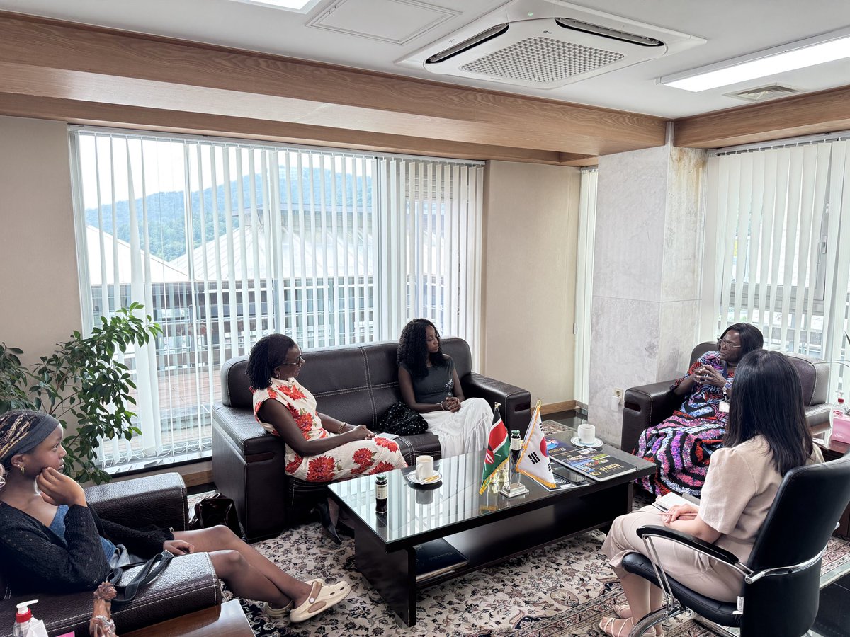 KenyaSeoul's tweet photo. Yesterday afternoon, the Ambassador received a courtesy call from Ms. Lena Munuve, a Kenyan business executive during her visit to Korea.
During the meeting, Ms. Munuve shared her experiences and observations from her visit to Korea, including her impressions of the country’s culture, society, and business environment. The Ambassador also shared her perspectives, making for a warm exchange on leadership, professional experiences, and opportunities for learning between Kenya and the Republic of Korea.
The Mission was pleased to welcome Ms. Lena Munuve and wishes her an enjoyable and productive visit.