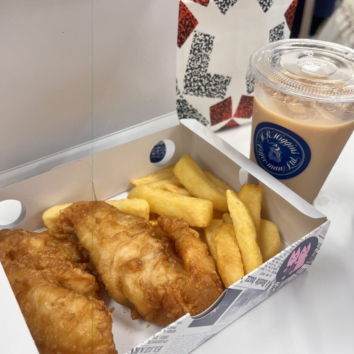 risa_816's tweet photo. 英国展に来たらフィッシュ&amp;チップスは必ず食べる！
ヒギンスのミルクティーをお供にそえて🫖
ダーヴィルスのハニーコムミルクティーも買ったけど移動してる間に飲んでしまった。。。 https://t.co/6eQfqrr4ed