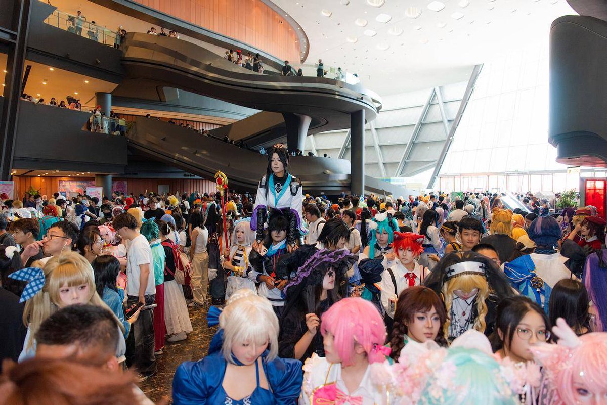 JadeAnnQuines's tweet photo. Just had the best time at this amazing comic con! Met so many talented cosplayers, grabbed limited-edition merch, and screamed along with fellow fans to our favorite anime themes. Can’t wait to come back next year ， https://t.co/jZAhtr60y8