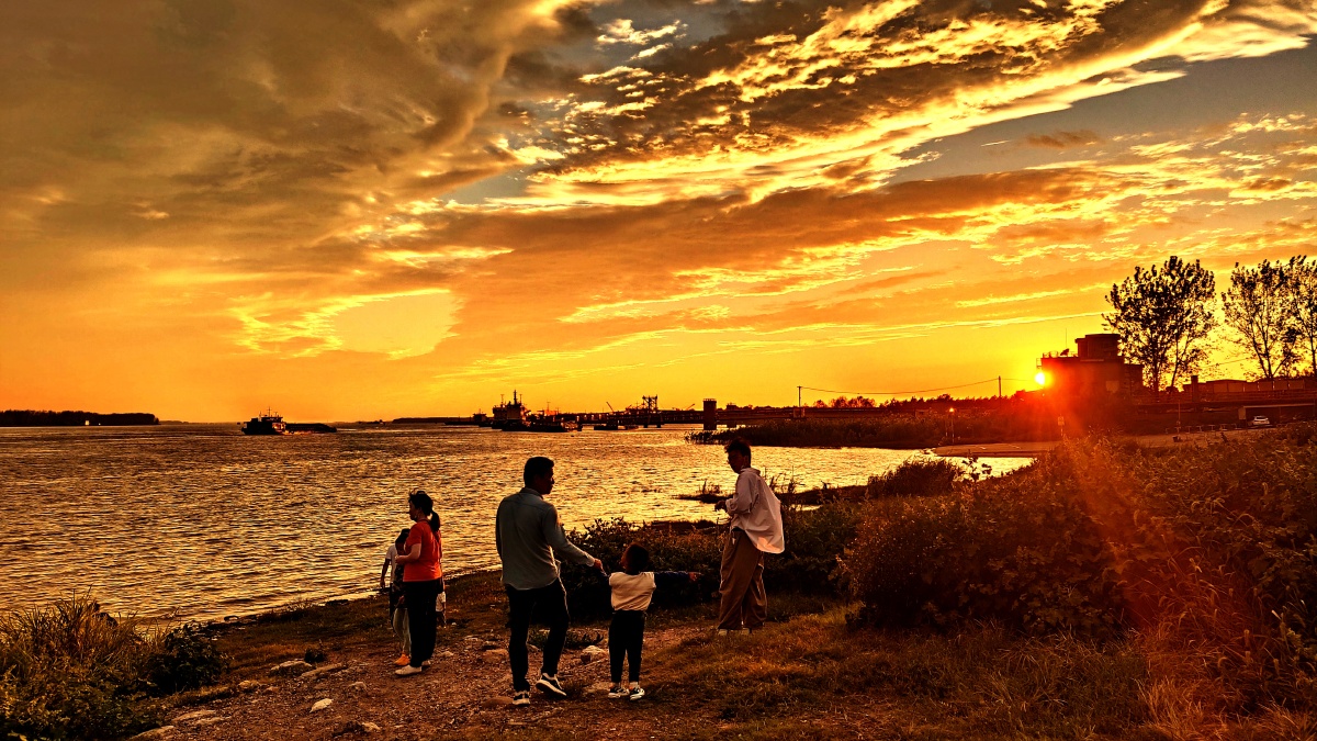 Asaphlanselote's tweet photo. Join our photography club’s sunset shoot this Saturday at the city riverfront! Bring your best lens (or even your phone) to capture golden-hour vibes—free snacks + group photo to follow. Tag a friend who’d love this! https://t.co/mFYEPgfHV7