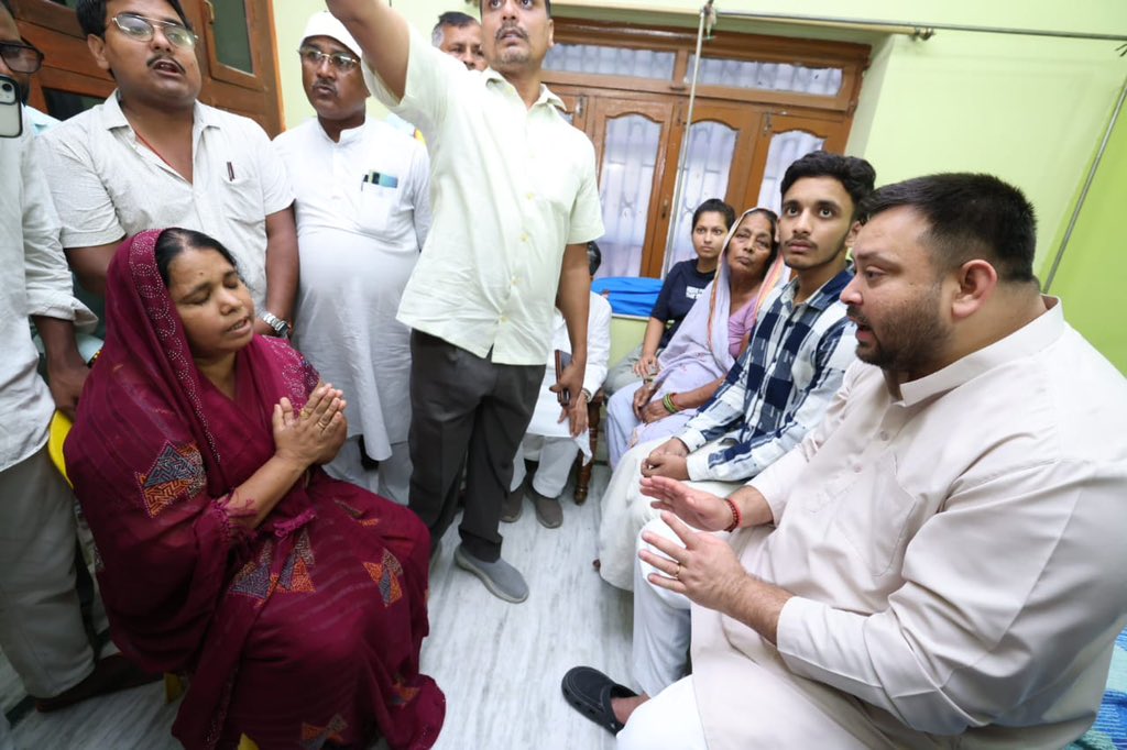 yadavtejashwi's tweet photo. एक सप्ताह पहले प्रतिष्ठित ठेकेदार श्री रामनरेश राय जी की गोली मारकर हत्या कर दी गई थी। आज हाजीपुर सदर थाना क्षेत्र के दिग्घी गांव में शोकाकुल परिवार से मुलाकात कर गहरी संवेदनाएं व्यक्त की तथा दुःख की इस घड़ी में ढांढस बंधाया।

ईश्वर से प्रार्थना है कि दिवंगत आत्मा को अपने श्रीचरणों में स्थान दें तथा परिजनों को दुःख को सहन करने की शक्ति प्रदान करें। #TejashwiYadav