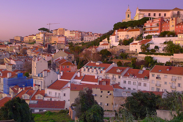 thach_dolce's tweet photo. Chasing golden sunset waves in Lisbon’s Alfama district today  The narrow cobblestone streets, warm fado notes floating by, and that perfect light—total magic.， https://t.co/4F5XTufEL6