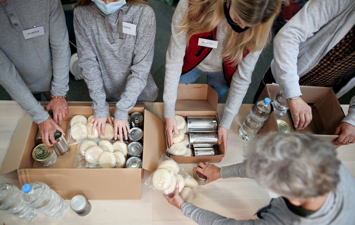 Jasminmay17's tweet photo. Just spent an inspiring morning volunteering at the city’s community food bank—packed 200+ meal boxes for families in need, so grateful for every warm chat and helping hand with fellow volunteers. https://t.co/aMVHipmzW0