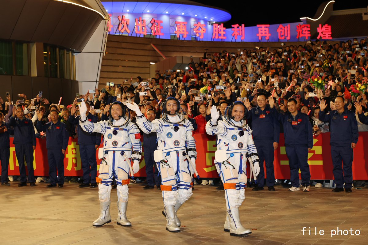 XHNews's tweet photo. Three astronauts from the Shenzhou-21 crewed mission were awarded medals for their service to China's space endeavors on Thursday. https://t.co/GachvotogO