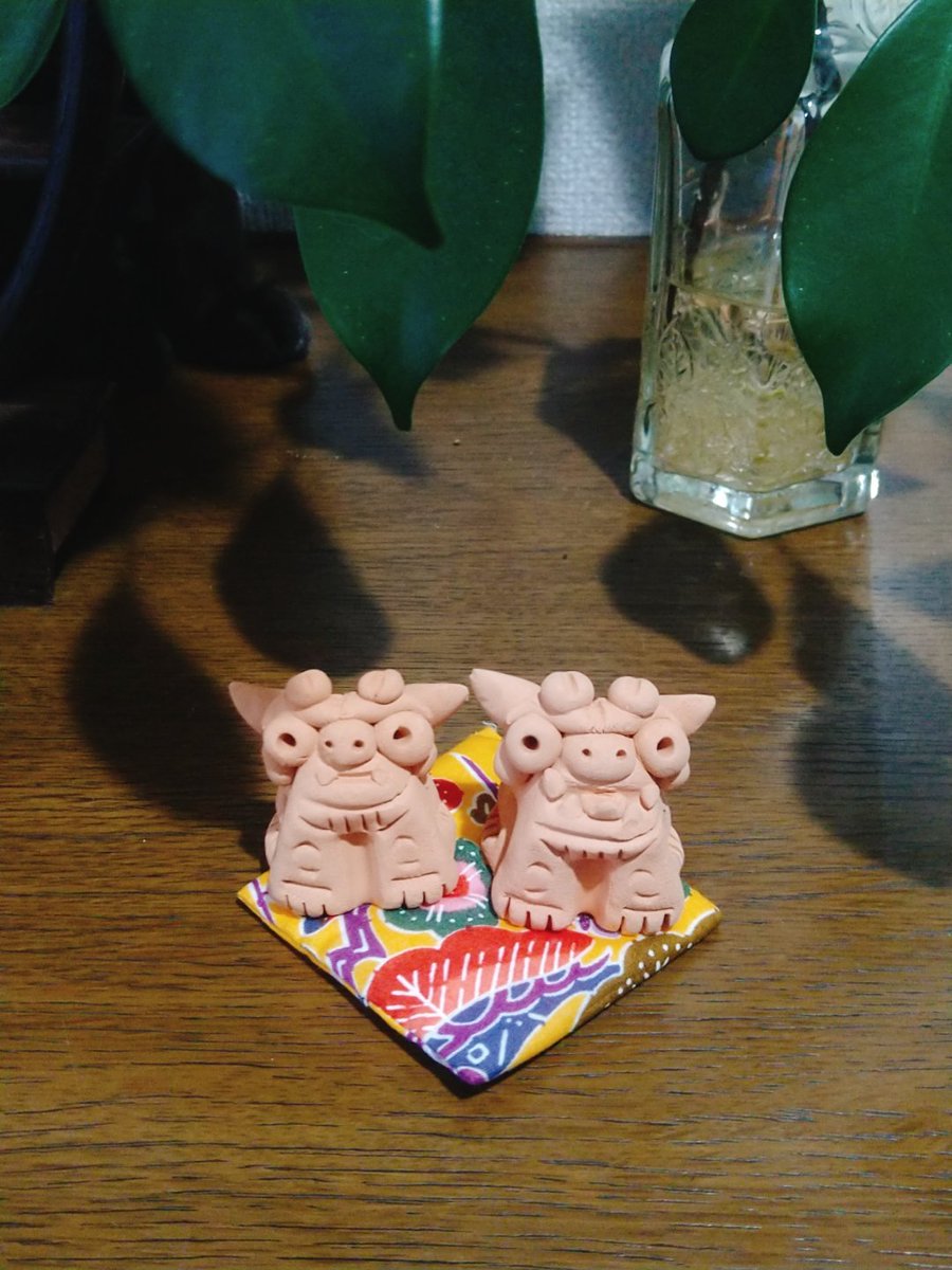 R_iu2's tweet photo. 中学の修学旅行で沖縄行ったとき、ばあちゃんへのお土産で買ってきたちっちゃいシーサー。20年の時を経て形見として自分のとこに戻ってきた
これからはうちの守り神としてよろしくね🌺 https://t.co/2O8dfEutFh