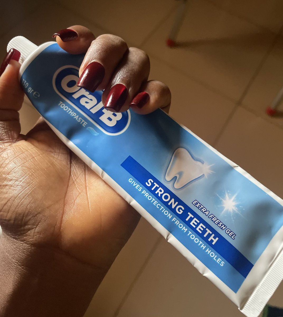 FavourKalu247's tweet photo. Do you actually read your toothpaste ingredients or just trust the box?Just found out 2“Oral-B”tubes with near identical packaging have different ingredient lists. Same fluoride level,different everything else.Checking mine.Not saying it’s fake,just saying.I’m looking closely 👀 https://t.co/uRlK0xS7AR