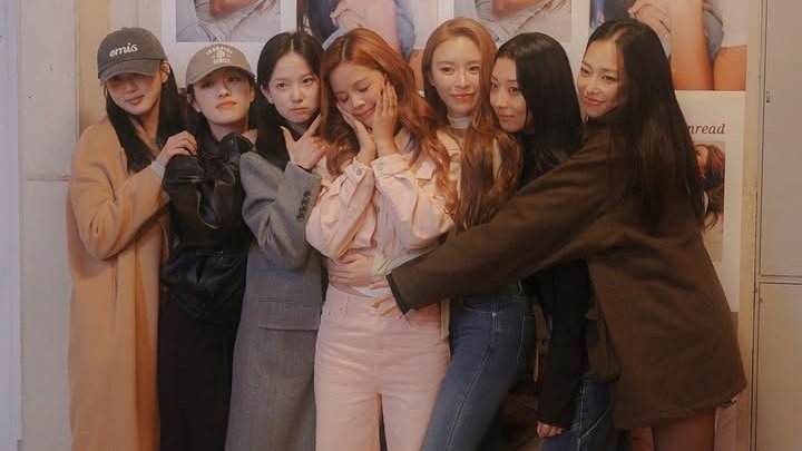 utokkie_yujin's tweet photo. SIX YEARS LATER… CLC IS FINALLY COMING BACK TOGETHER😭🥹
After six long years, all seven CLC members will stand on the same stage again for their upcoming concert on August 29. I honestly don't think I'm emotionally prepared for this🤏 https://t.co/d4U0Z7W2Te