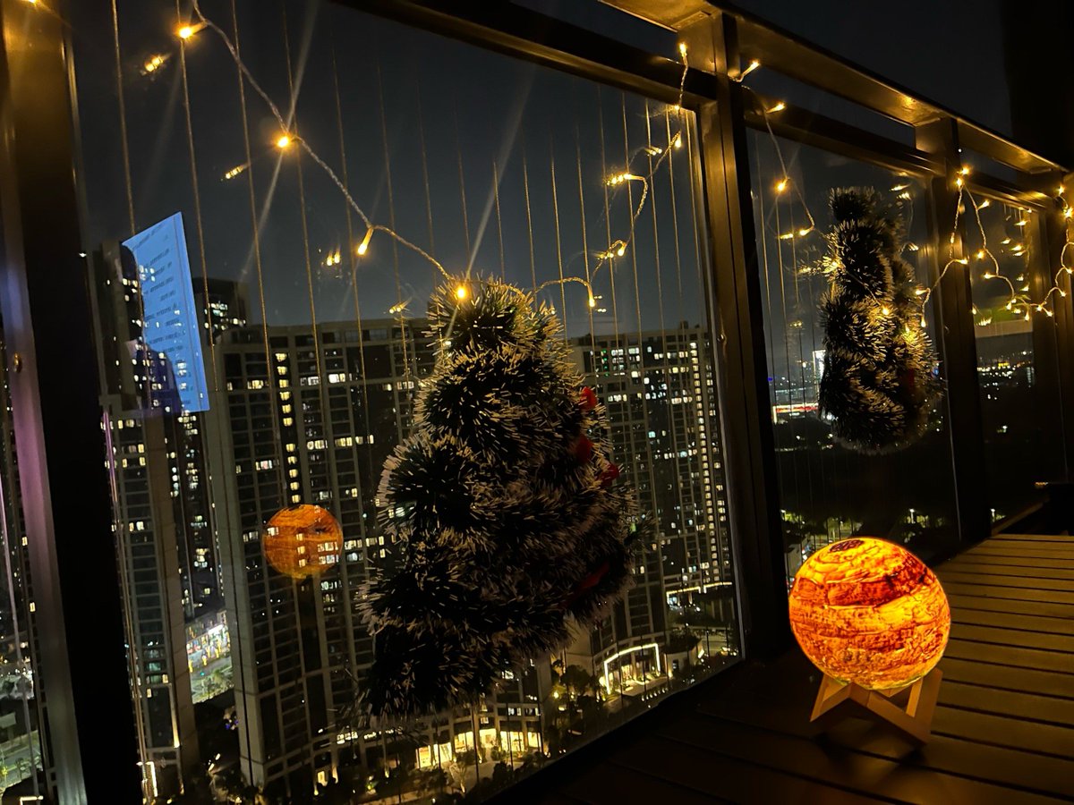 Ma586M's tweet photo. Cozy Christmas Eve with warm cocoa u0026 twinkling lights—counting down to magical midnight kisses!  #ChristmasVibes https://t.co/15BpowLWtz