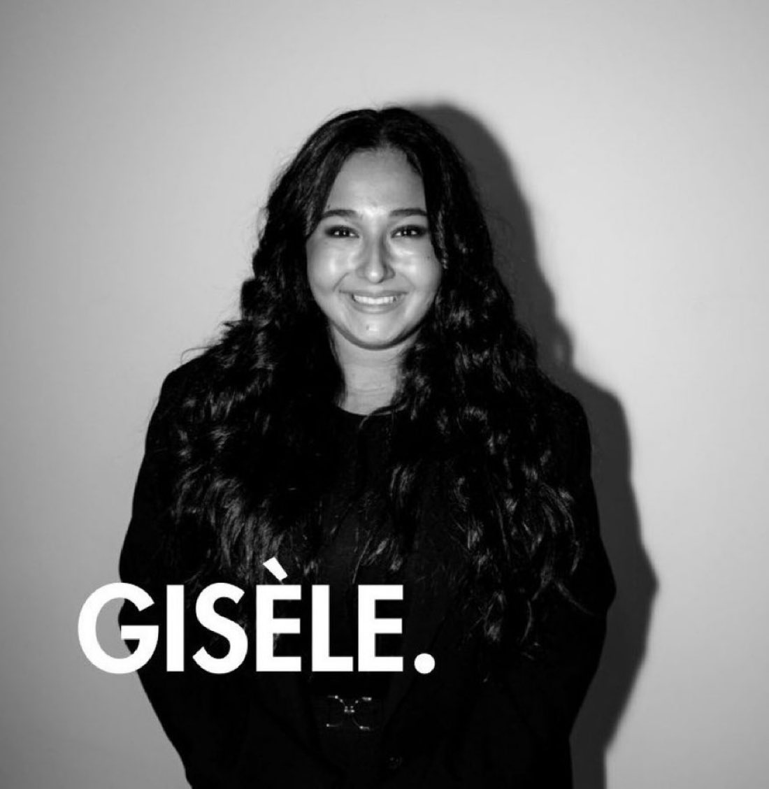 ravgab's tweet photo. Soutien à Gisèle Journo. Exiger des Juifs qu’ils renient leur attachement à Israël pour conserver leurs amis ou leur travail, c’est organiser leur mise au ban. 

« Tu ne suivras pas la multitude pour faire le mal » (Exode 23:2). 

Face à la meute, gardons le courage de la justice. #JeSoutiensGisele