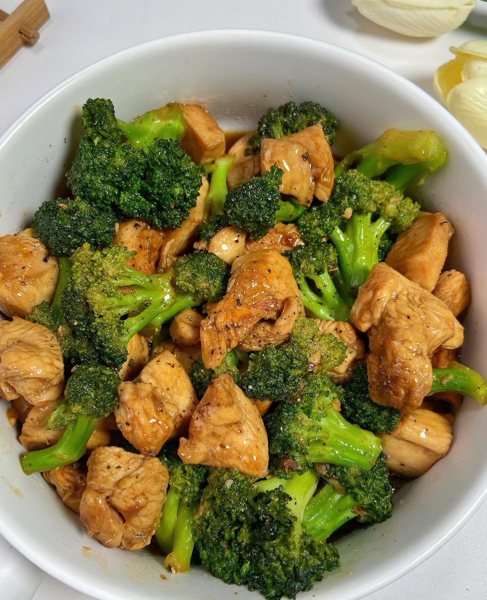 focusweightlos5's tweet photo. Tasty 15-minute broccoli chicken quinoa bowl, high protein u0026 low calorie—perfect for easy fat loss meals! https://t.co/v34L395tJ8