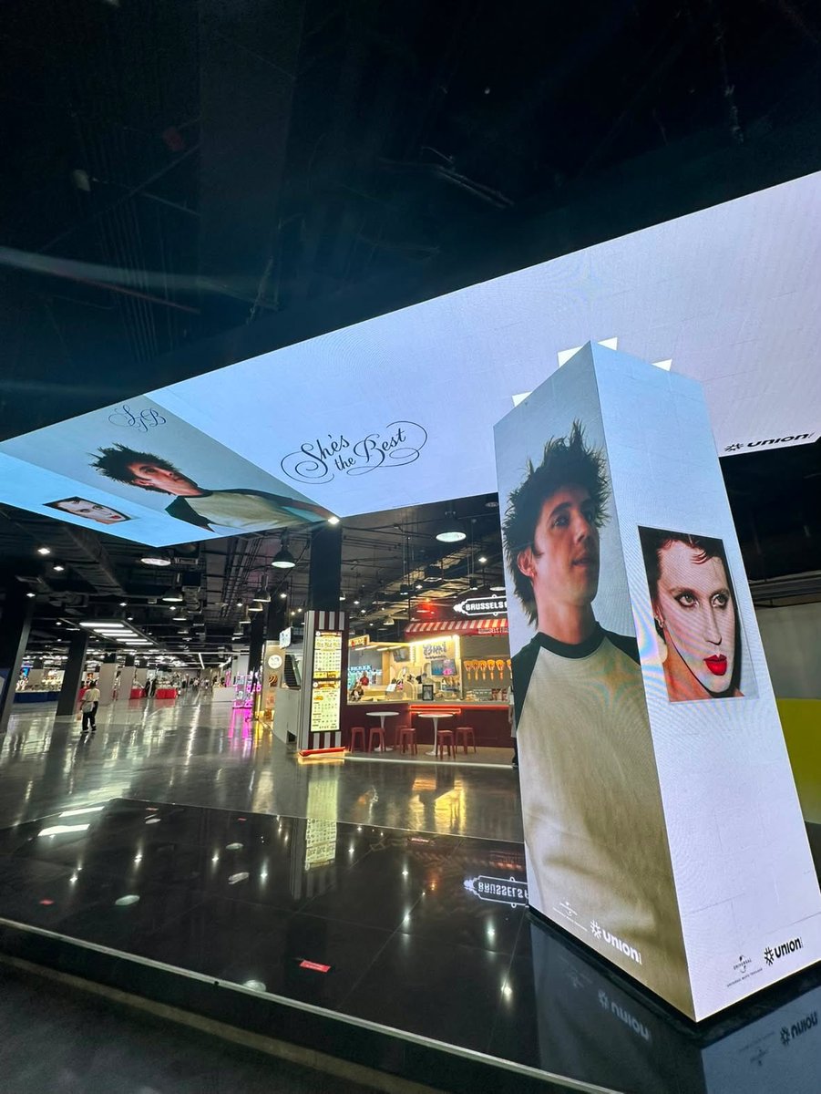 troyesivanTH's tweet photo. จอโปรโมทเพลง "She's the Best" ของ Troye Sivan ที่ Union Mall ค่าา ✨📸 ใครมาแถวนี้แวะมาถ่ายรูปกันกันได้นะคะ
#TroyeSivan #ShesTheBeat #TroyeSivanTH https://t.co/9pdx46WEiR