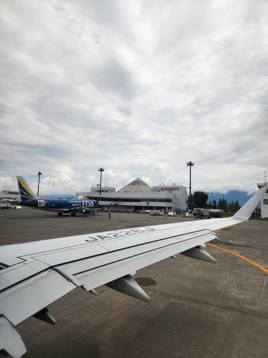 ANAiitomoJAL's tweet photo. 本日は福岡✈️伊丹✈️松本✈️伊丹✈️新潟の4レグでした👮
松本はタッチでしたが涼しかった👍👍👍
皆さま、本日もお疲れ様でした🙇 https://t.co/Pb9JTvGOko