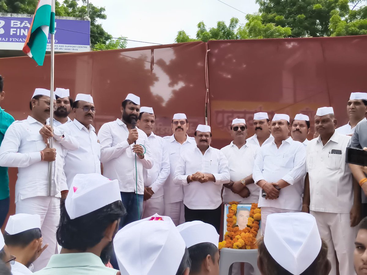 sajjanvermaINC's tweet photo. भारत के गांव गांव को पंचायतों के माध्यम से ताकतवर बनाने वाले देश के पूर्व प्रधानमंत्री भारत रत्न स्वर्गीय राजीव गांधी जी की जन्म जयंती "सद्भावना दिवस" के अवसर पर सोनकच्छ में उन्हें श्रद्धांजलि अर्पित की।

@RahulGandhi @priyankagandhi @INCIndia https://t.co/cdB1cM8PtS