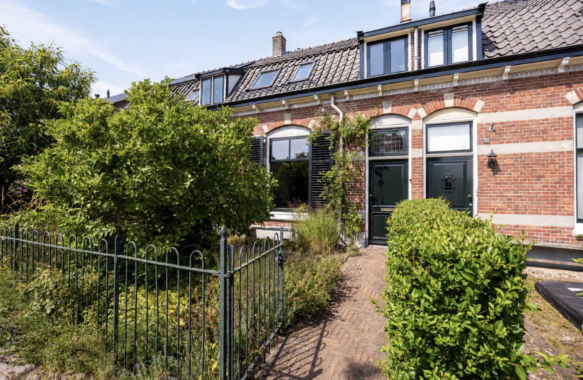 robbertleusink's tweet photo. Price of this 99m2 house in Amersfoort: €645K

Neighbour: ‘what do you do for work?’

Me: ‘I’m lawyer at [prestigious law firm]’ and you?’

Neighbour: ‘I used to be a garbage truck driver’

What is still the point of high-paid employim’ism? 

Just leech of government benefits https://t.co/8Z6nzbMsNb