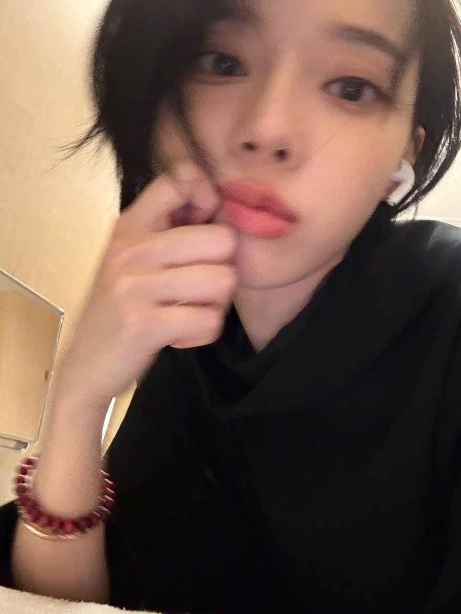 joyminjeong's tweet photo. very into this genre of winter https://t.co/5ybX1vHXZv