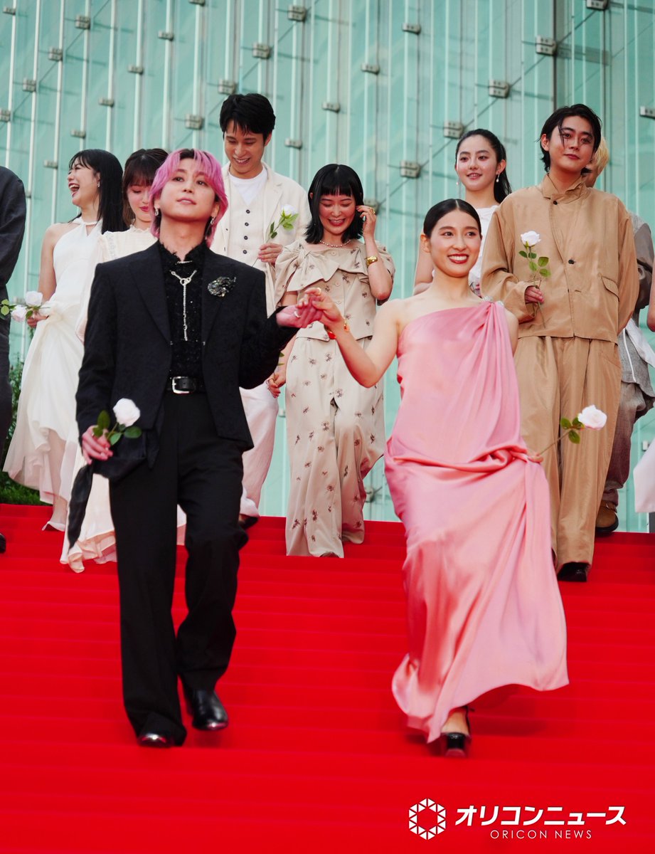 oricon's tweet photo. Snow Man佐久間大介
土屋太鳳の手を取りエスコート🥀
⠀
映画『マッチング』キャスト陣
レッドカーペットに集結❗️
https://t.co/P0KLv4SCsY
⠀
土屋太鳳、佐久間大介
豊嶋花、倉悠貴、根矢涼香、冨手麻妙
塚田僚一、瀧七海、濱正悟、加藤史帆
花瀬琴音、伊島空、真飛聖、内田英治監督
#映画マッチング https://t.co/tFXY8Yey12