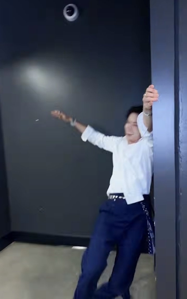 hee0ve's tweet photo. 에에 넘어진대요 https://t.co/ucmGasL4z0