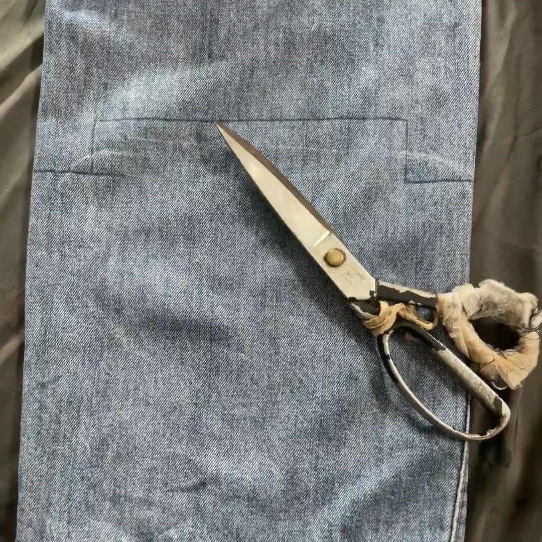willy34710669's tweet photo. [Just turned old denim jeans into a cute crossbody bag in 30 mins! No sewing needed, only scissors u0026 fabric glue  Waste → Wow win! #DIYUpcycle] https://t.co/8VOHLU3OfG