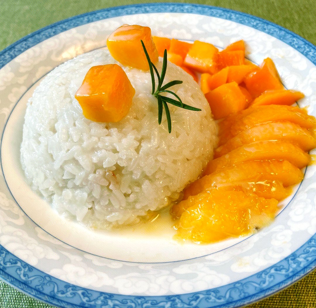 jiang_antonio's tweet photo. [Just pulled the first batch of homemade mango sticky rice—creamy coconut, ripe mango chunks, and chewy rice, the 10-minute summer win I needed right now!]， https://t.co/y26orYu4a1