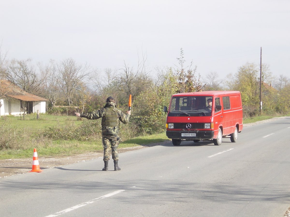 RegFarnesio's tweet photo. Entre 2003 y 2009, el #RCFarnesio participó en la misión KFOR liderada por la OTAN para la estabilización de Kosovo, en la región de los Balcanes. Estás son imágenes del año 2004. #Caballería https://t.co/qyrWG5seqO