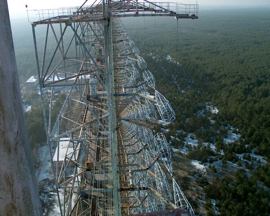 GoodSirRodent's tweet photo. When creating a sense of scale you want to do more than just make something big in the image; in this photo the scale is both comparative (we generally know how big trees are) and implied by the way the steelworks extend far beyond where they can be seen https://t.co/Nrw8KDBu3f