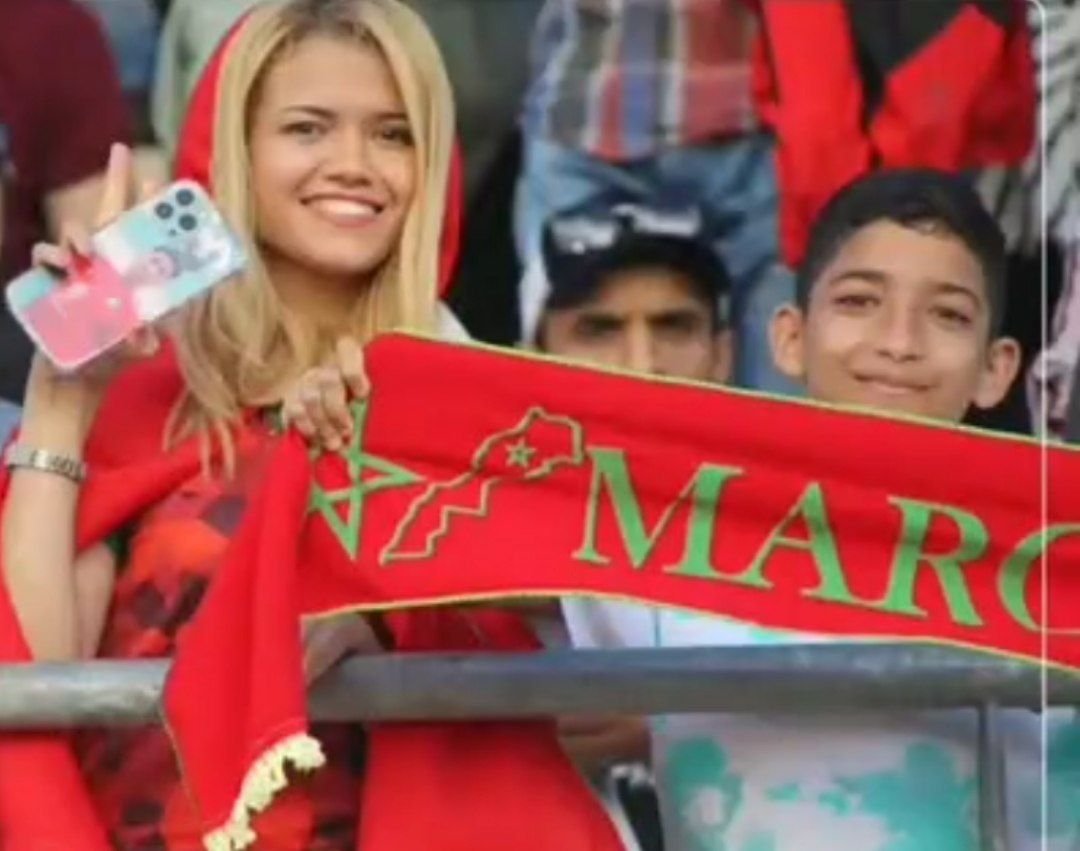 AmalAlhoceima's tweet photo. عطاني ربي شي أحاسيس كن استغليتها في شي حاجة كن واهلي ولكن للأسف كتصدق ليا الاحاسيس غير فالمنتشخب بحكم المصداقية و العدالة لي فيه 🤭😁
مضهرها يؤكد انه وطنية كبيرة قولا وفعلا وجوارحيا يكفي انها دايرة صورة افضل داهير  فالكوكاب فالهاتف ديالها
و كتدخل لمقر إقامة المنتشخب ببانطوفة 🤭 https://t.co/JA5J42P6AD
