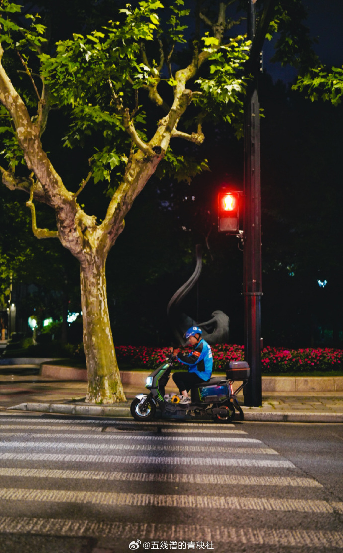 kalmlund94's tweet photo. [Street corner buzz – neon glow, a passing cyclist, and the city’s quiet unscripted magic. Just stopped to snap this, no plan, just vibes.]， https://t.co/eFNaTVbxu1