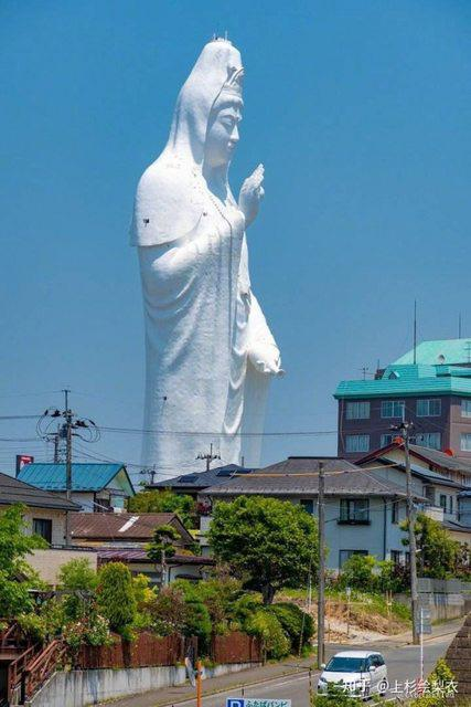 GoodSirRodent's tweet photo. Monumentality can be achieved by making it dwarf something of considerable size, making it appear giant in the distance, or making it extend far beyond the frame, but it is always done implicitly, by context and composition https://t.co/khOLKTdLzJ