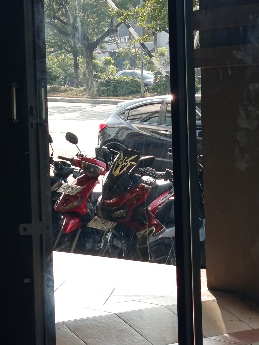 matakautiga's tweet photo. Wkwkwk HI3rd detected. Keren banget abang solnet stikernya, aku mau jugaa 😭 https://t.co/6b2T1GyYOv