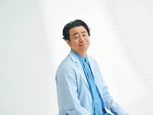gucci0421777's tweet photo. 【よゐこ・有野晋哉 意外なエピソード10選】

① 実はゲームがめちゃくちゃ上手いわけではない
『ゲームセンターCX』では何度もミスを繰り返す。
しかし、その普通っぽさが逆に人気となり、20年以上続く代表番組になった。

② “よゐこの地味な方”から「有野課長」へ
濱口優が体当たり企画で目立つ一方、有野は独特の立ち位置だった。
しかしゲーム番組をきっかけに、単独でも強烈なキャラクターを確立した。

③ 濱口優とは高校時代からの付き合い
2人は高校時代からの同級生。
そこからコンビを組み、30年以上一緒に芸能界を生きてきた。

④ 芸人なのに「笑わせようとしない番組」が代表作に
ゲーム中に派手なリアクションを連発するわけではない。
黙々と挑戦し、失敗してボソッと一言。
その独特なスタイルが『ゲームセンターCX』の魅力になった。

⑤ 1回の収録が十数時間になることも
難しいゲームでも簡単には終わらない。
有野本人が、14時間ほど経っても収録が終わらないことがあると語っている。

⑥ 『魔界村』では自宅で練習して再挑戦
収録時間内に攻略できず、その場で終わりではなかった。
自宅で練習を重ね、再びゲームに挑んだこともある。

⑦ ゲームをする姿を見るために巨大会場へファンが集結
番組20周年では、さいたまスーパーアリーナでイベントを開催。
CSのゲーム番組が巨大イベントにまで成長した。

⑧ 番組から本物のゲームソフトまで誕生
人気はテレビだけに収まらず、
『ゲームセンターCX 有野の挑戦状』として実際にゲーム化された。

⑨ 海外でも「KACHO」として知られる存在に
日本のレトロゲームへ挑戦する姿が海外のゲームファンにも知られ、
「有野課長」という独特の存在が日本国外にも広がった。

⑩ ゲーム実況が当たり前になる前からやっていた
『ゲームセンターCX』が始まったのは2003年。
YouTubeのゲーム実況文化が現在のように広がるずっと前から、
有野は「人がゲームをする姿そのものを楽しむ」番組を続けていた。

派手な武勇伝は少ない。

しかし、
「ゲームが特別うまいわけではない芸人」が、
20年以上ゲームを続けた結果、
それ自体が唯一無二の仕事になった。

これが有野晋哉の一番すごいところなのかもしれない。