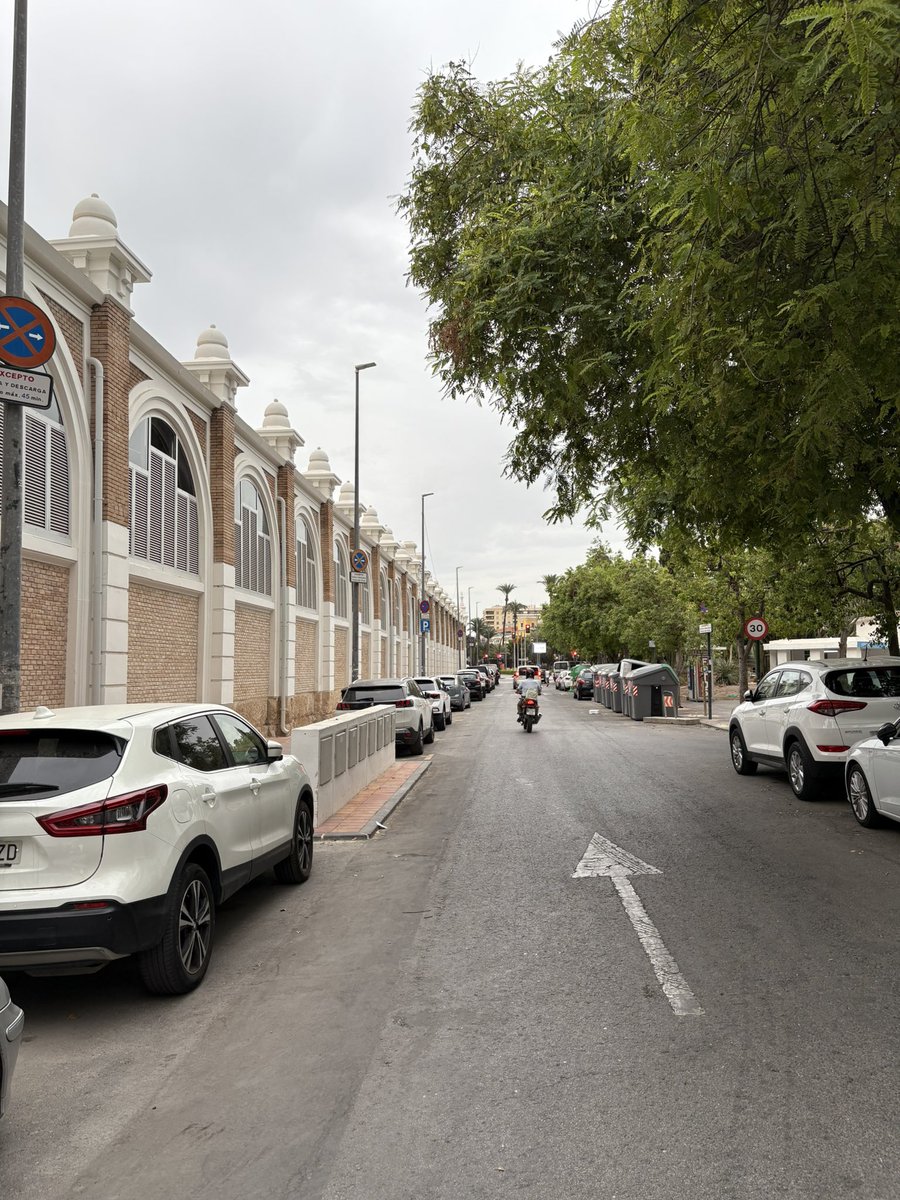 RegionMurcia45's tweet photo. Seguimos soñando con la #Murcia que queremos… Plano San Francisco y el entorno del mercado de abastos más histórico de la ciudad. Urge darle valor a este emblema, tanto a la puerta principal, conectándola como merece con el Palacio Almudí, como al lateral. @Rebepl @AytoMurcia https://t.co/6j75i3faFU