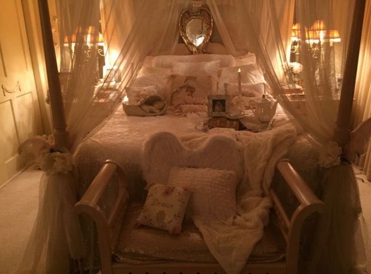 Elewfky's tweet photo. A dream for life is a canopy over the bed https://t.co/aouIqJBfop