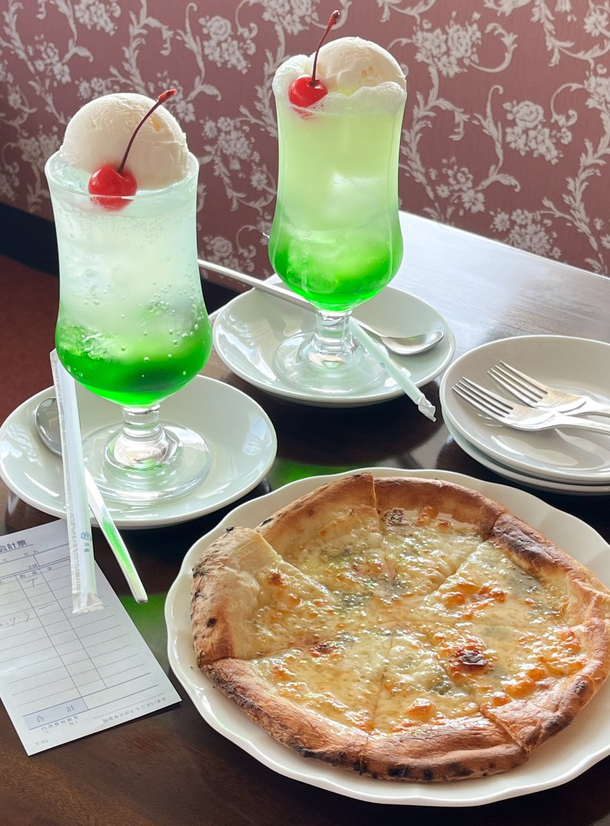 mrmrj67's tweet photo. 喫茶店で食べたゴルゴンゾーラピザ美味しすぎた..🧀 https://t.co/uCUULINYzS