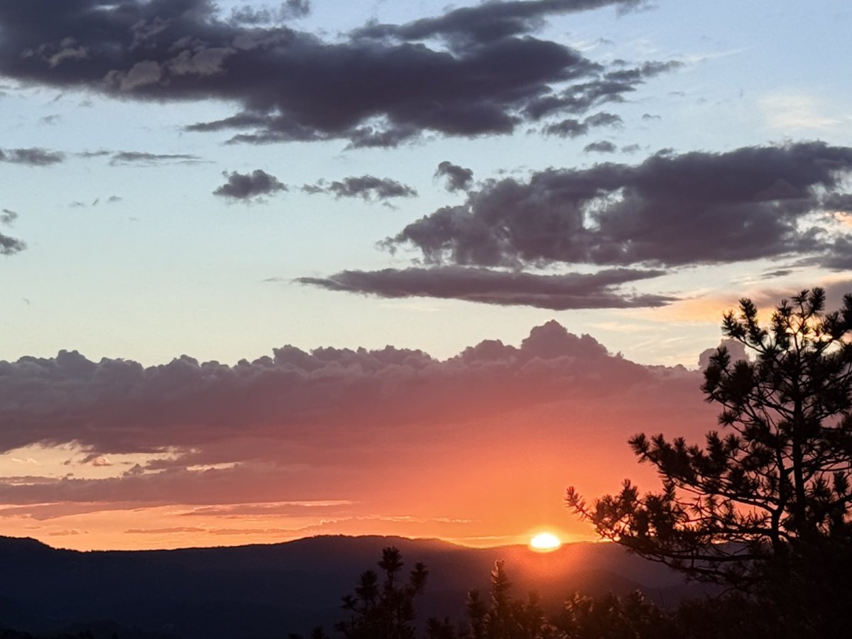 Judylovesviews's tweet photo. @MtnViewsCO Yes you sure have! Where I live I get the sunrises and they have been spectacular! Keep posting those sunsets! https://t.co/Fvfub2p8th