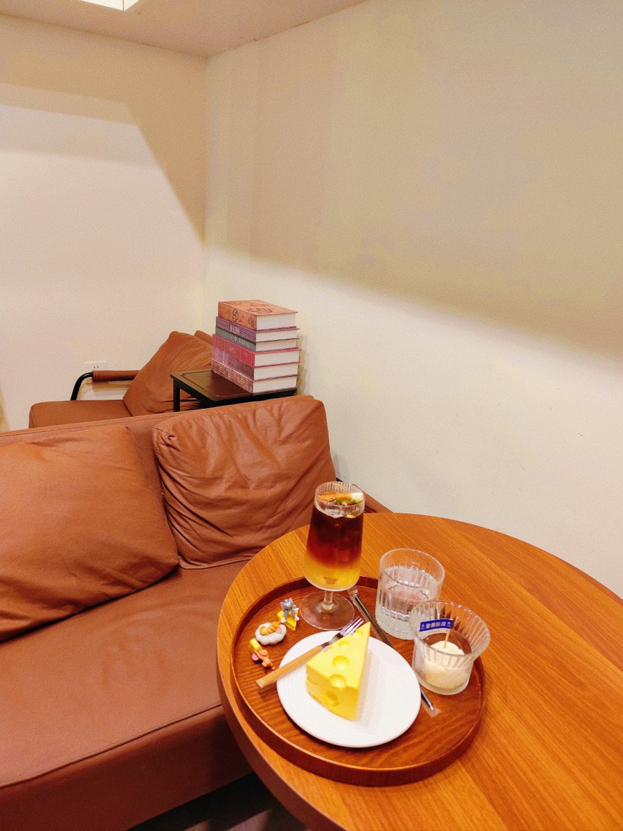 CaioGonalvesSi3's tweet photo. Just made warm oat latte and curled up with a good book on the couch—this slow Sunday at home hits so different!， https://t.co/Csu3aE08IN