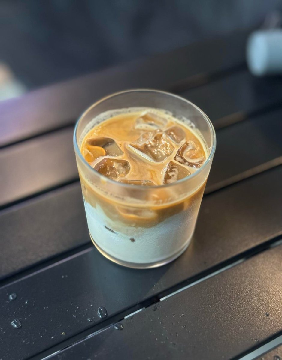 RogerTaylor1981's tweet photo. Make a 2-min iced matcha latte at home! Whisk 1 tsp matcha powder with hot water, pour over ice + oat milk, done. Smooth, earthy, way cheaper than cafe versions https://t.co/NnnML8ln2n