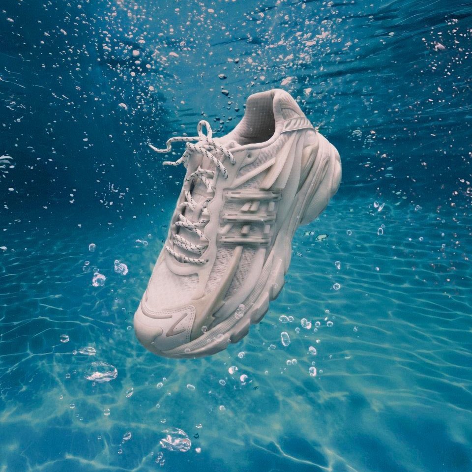 LutoStoreSA's tweet photo. Pharrell Williams x adidas Adistar Jellyfish 'Triple White' 

Available in two sizes, UK 6.5 &amp; UK 7.5

Explore | https://t.co/FXZKJwGJni https://t.co/JVYqdE2UIc
