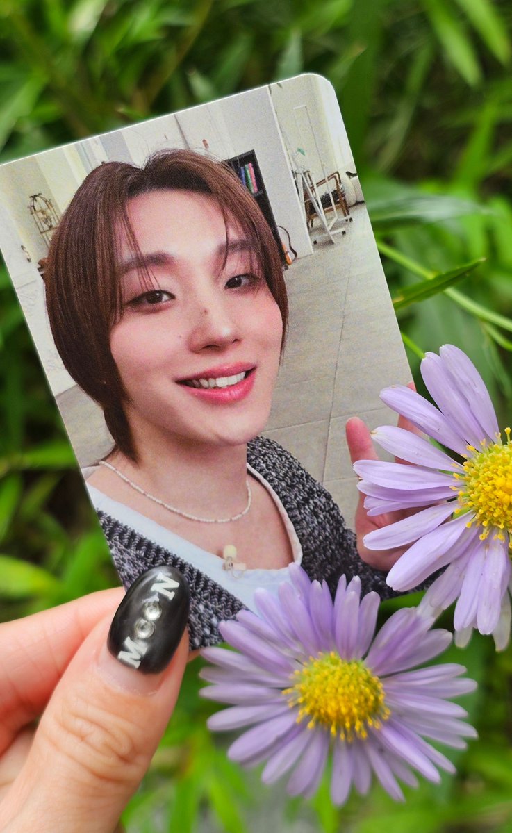 younee722's tweet photo. D+459]D-253 🍀2년전  #문종업 
너무 예뻐 안 살 수 없었던 팝업 랜덤포카🤍
좋은 추억도 안겨주었었던...
오늘도 #Hold_up 💕
#오늘도_문종업충전하기 
#MoonJongUp #文鐘業 #ムン・ジョンオプ
20240820. 'Gone' Performance Video
🔗https://t.co/Vfm8SkP9iM https://t.co/uWGa2DY8zS