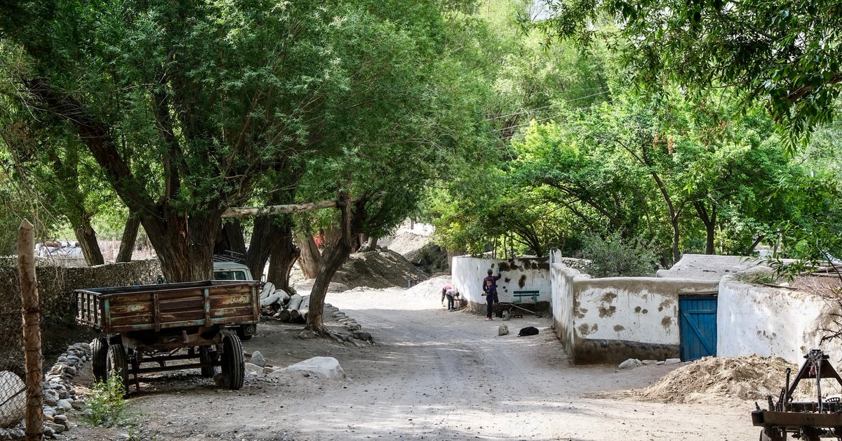 MaayteJJ's tweet photo. Tag 113: Die letzten Kilometer durchs Wakhan Valley bewusst langsam. Weite, Ruhe, klare Sicht. An der afghanischen Grenze: Schutzwälle und Wachtürme. Dennoch Alltag, winkende Kinder, Tee und frische Aprikosen. Noch 100 holprige, aber fahrbare https://t.co/BVMzvlPdWl
