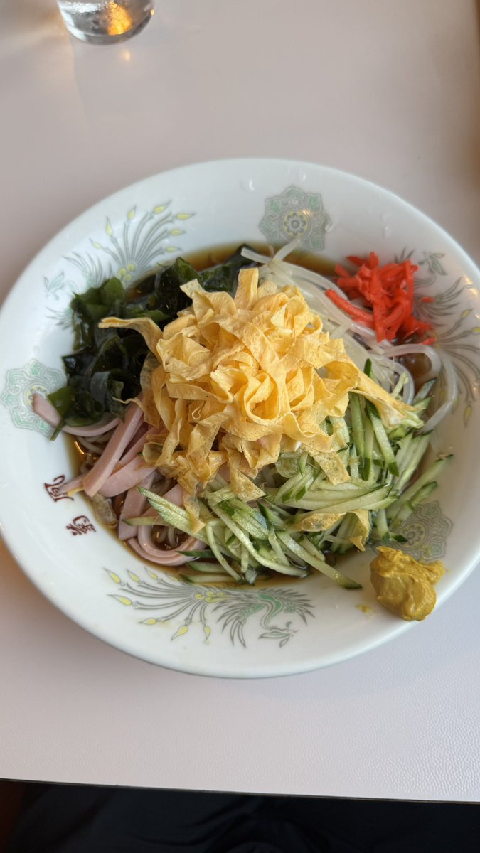 sake_love's tweet photo. 気を衒わない、昔ながらのシンプルな冷やし中華。
そういや餃子のときは「酢胡椒」で食べるが、冷やし中華のタレは酸っぱいし、胡椒はどうだろう。
試してみる。うん、悪くない。和芥子と胡椒のダブルの辛さ。 https://t.co/4SR6jqfICC