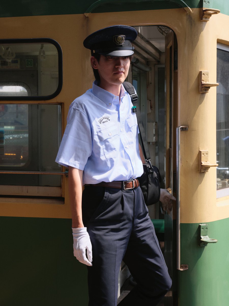 Enoden_official's tweet photo. 8月1日（土）よりは、#江ノ電 乗務員・駅掛員が #BILLABONG とのコラボ制服を着用しております。

江ノ電が、より湘南らしく見える夏の装い。
この特別な装いを、湘南に暮らす方、訪れる方のどちらにも楽しんでいただきたいです🚃🌴 https://t.co/KTkPt4xM9S