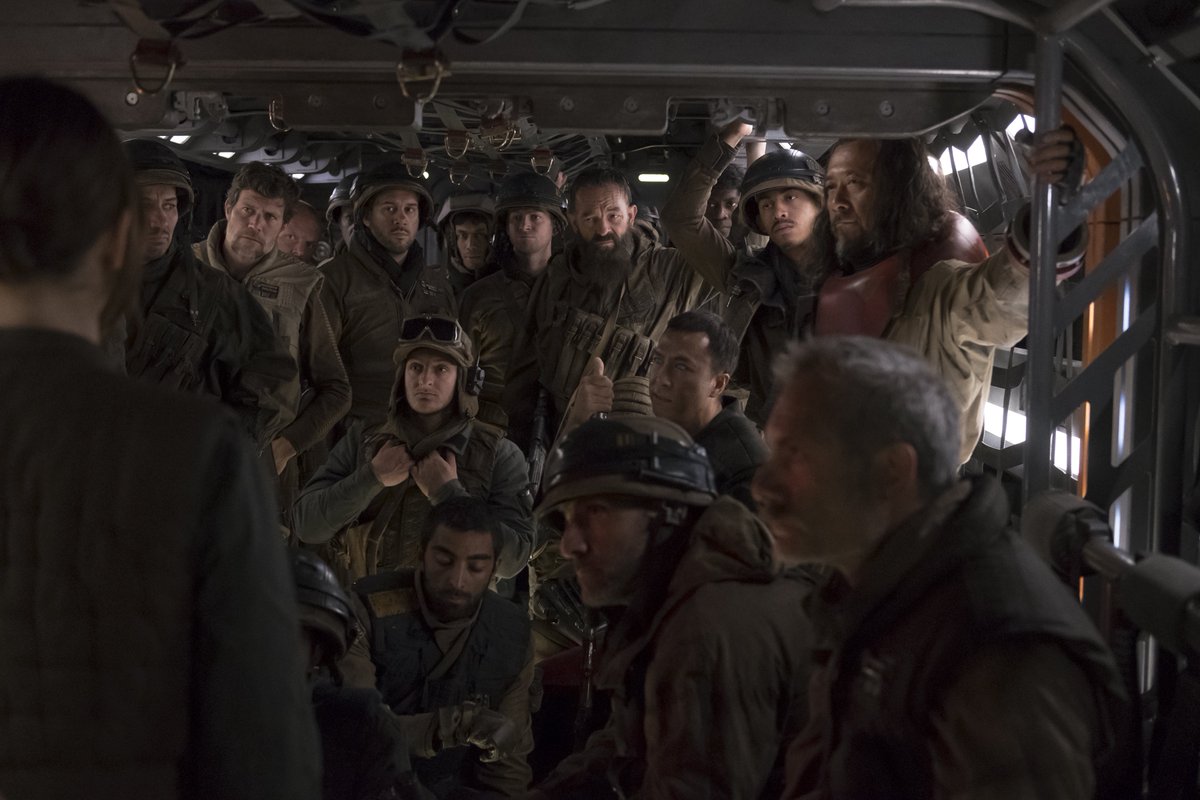 bou_404's tweet photo. Rogue One A Star Wars Story
 - ローグ・ワン観ました🍿

レイアがR2にこっそり渡したデス・スターの設計図を入手する背景のお話だよという認識だけで全くネタバレ無しに観たせいか、感動とショックで立ち直れない

そうだよね、今まで殆ど"選ばれし者"たちばかりを応援してきた感じだけど、背景にはこんなにも沢山の色んな人の想いと命があってこそ物語を繋いできていたんだよね

特に陸 空 宇宙大集結したそれぞれのスカリフの闘いがカッコよすぎました
しかもそれぞれが別々の目的で戦ってるように見えて、最後には全部が繋がる感じがもう泣

ジェダイが一切参加しないこの物語をこんなにもかっこよく素敵に 悲しく希望溢れる映画に描いてくれた最高な作品だと私は思いました

STARWARSぽくないという声もあるのかもしれないけどそこはちゃんとベイダーが締めくくってくれたのかなとも🤝🏻

あとやっぱりK-2SOのキャラが良すぎる
やっぱりドロイド大好きだ～！！
反乱者たちのゴーストやチョッパーもこっそり出てきてくれたりよりわくわくさせてくれました😭

余韻が凄すぎて、またもや作文になってしまった🤦🏼キャシアン・アンドーに今夜から行ってきます🏃🏼‍♀️